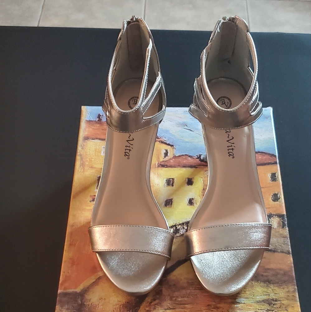 Beautiful Bella Vita women's champagne casual heels. Size 7.5